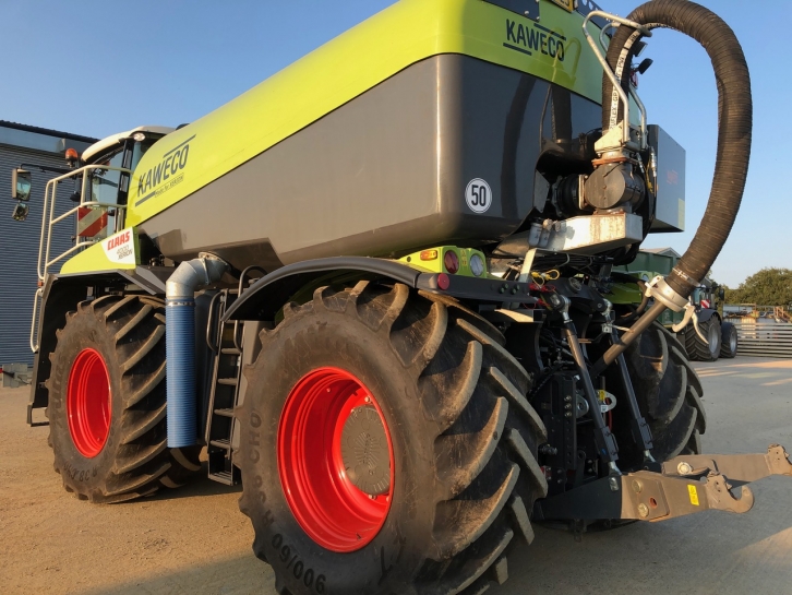 Claas Xerion 4000 with 16,000 Kaweco tank