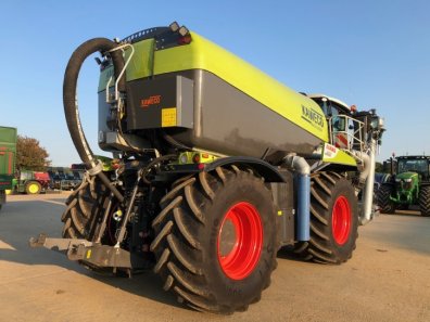 Claas Xerion 4000 with 16,000 Kaweco tank