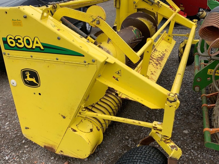 John Deere 630A grass header