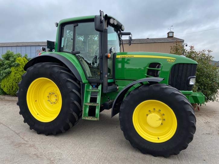 John Deere 7530
