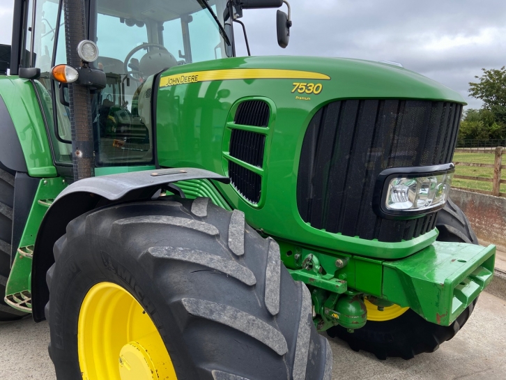 John Deere 7530
