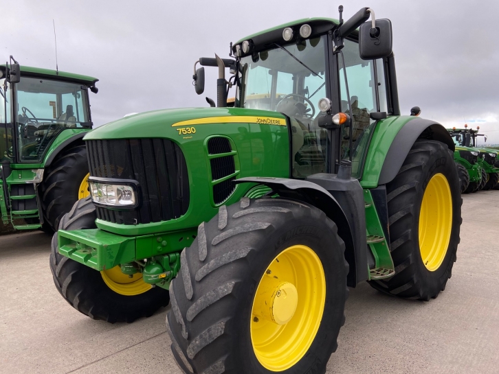 John Deere 7530