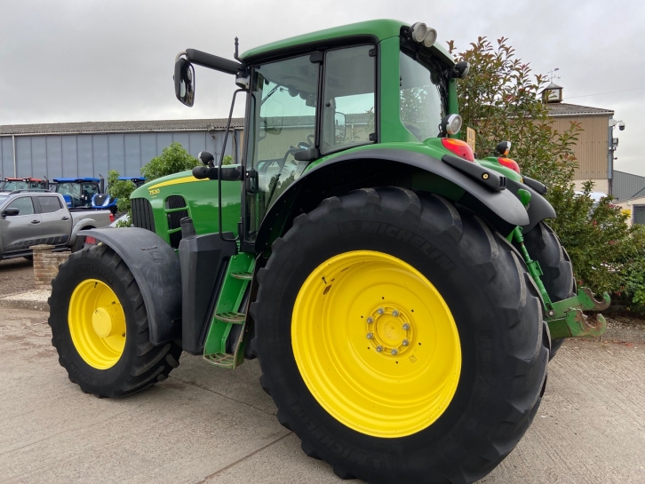 John Deere 7530
