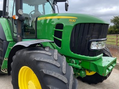 John Deere 7530