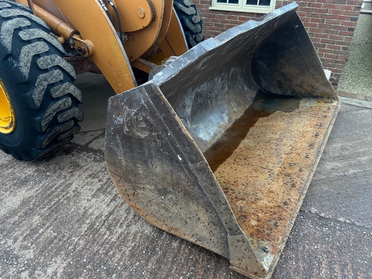 Case 521D loading shovel