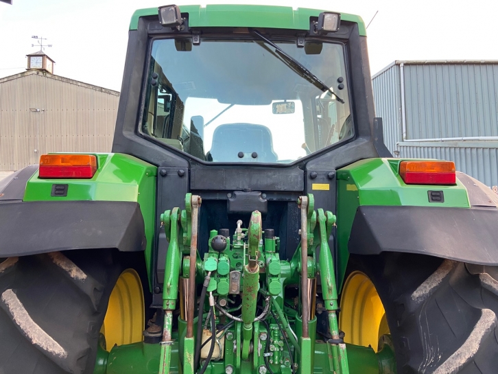 John Deere 6910