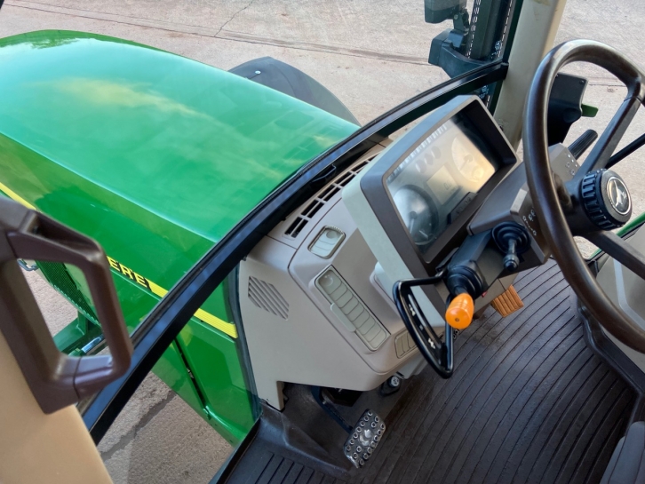 John Deere 6910