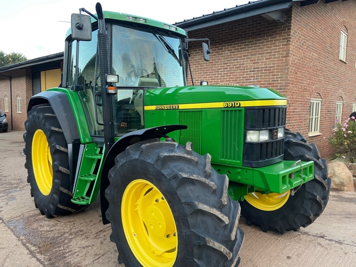 John Deere 6910