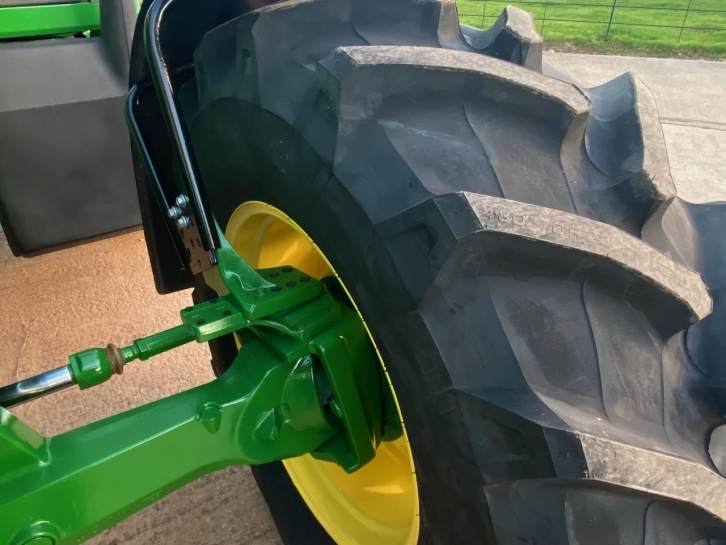 John Deere 6910