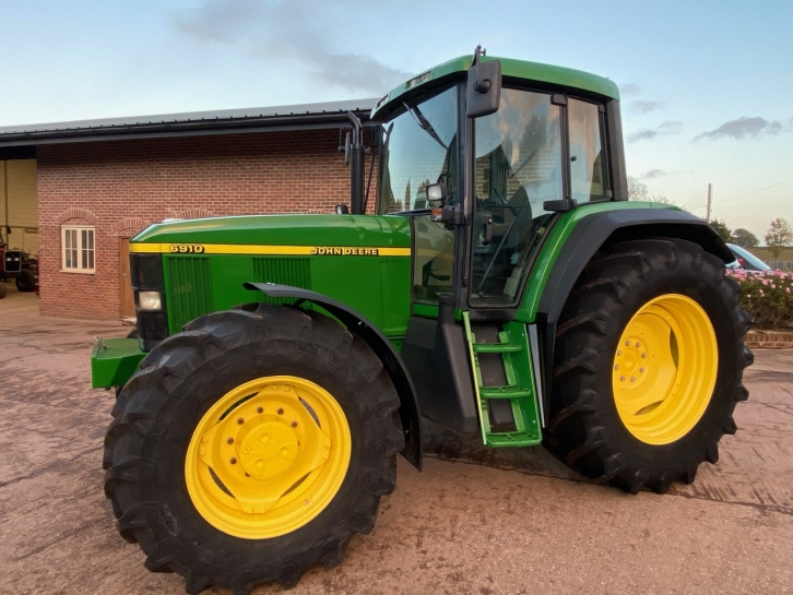 John Deere 6910