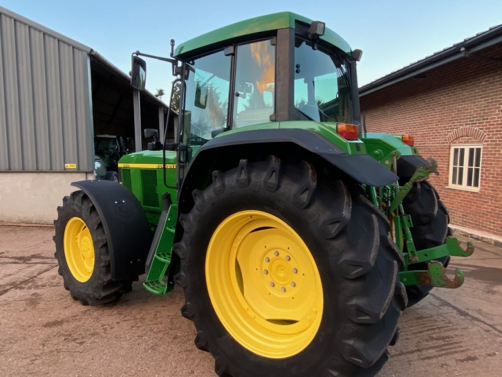 John Deere 6910