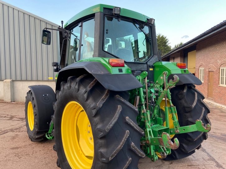 John Deere 6910