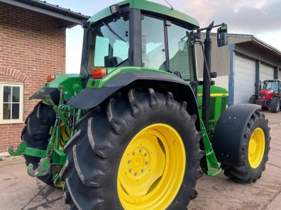 John Deere 6910