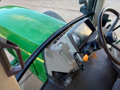 John Deere 6910