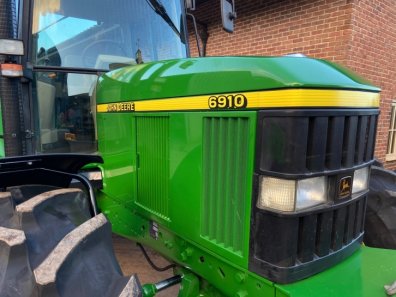 John Deere 6910