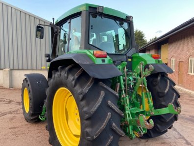 John Deere 6910