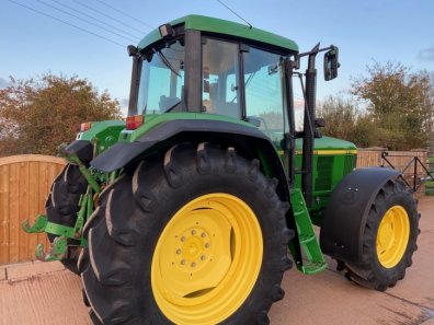 John Deere 6910