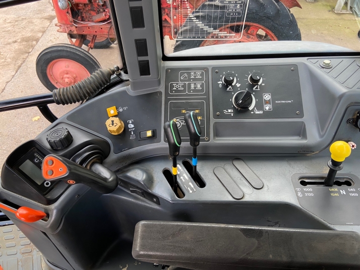 New Holland 8260