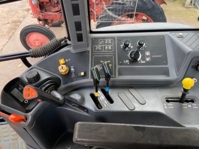 New Holland 8260