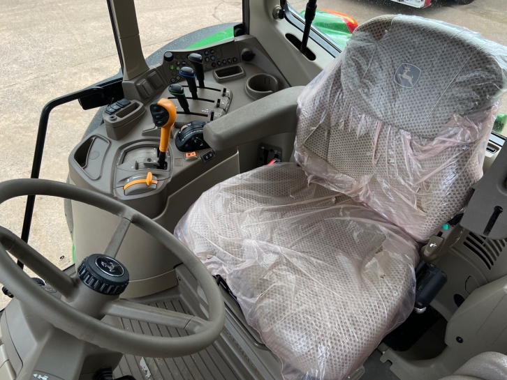 John Deere 6120M