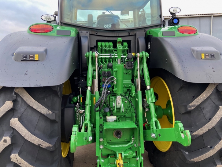 John Deere 6215R