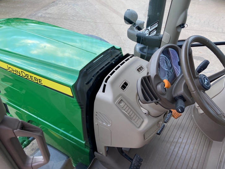 John Deere 6215R