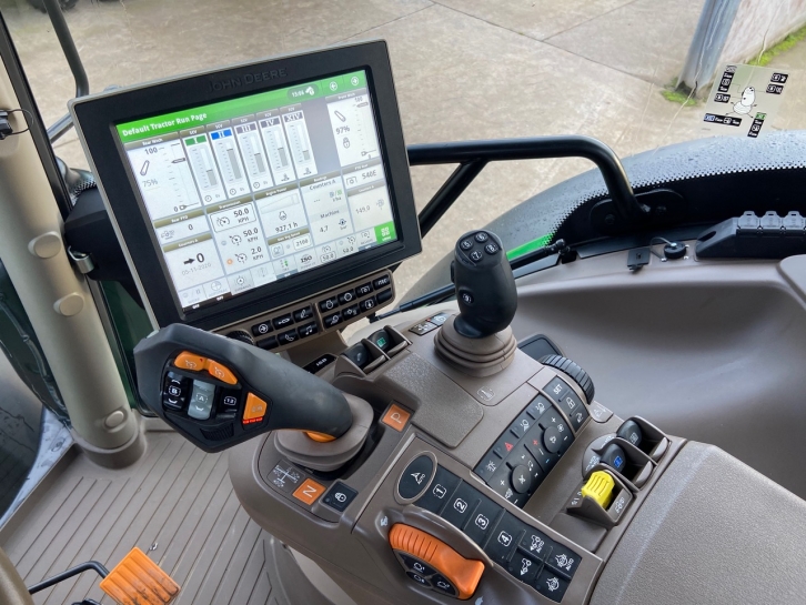 John Deere 6215R