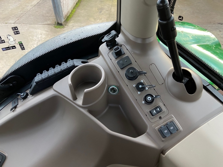 John Deere 6215R