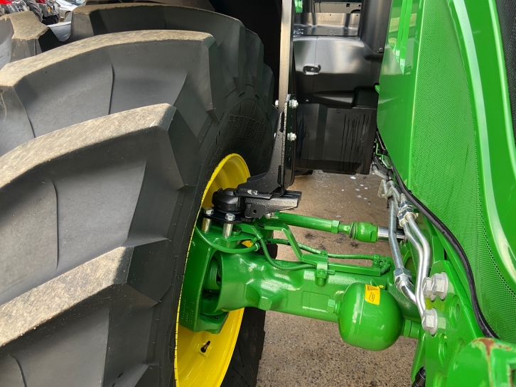 John Deere 6215R