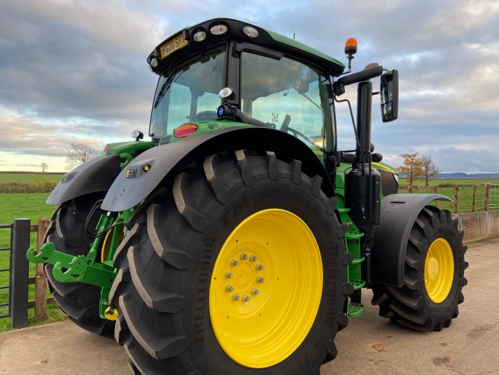 John Deere 6215R