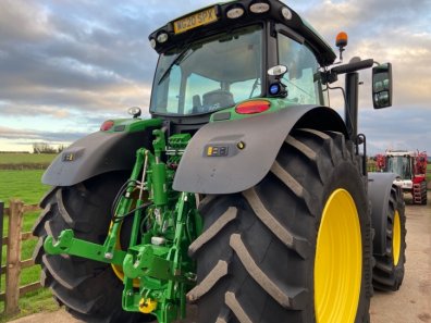John Deere 6215R