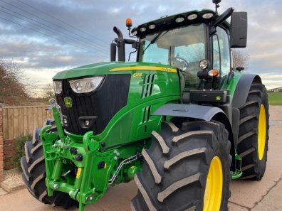 John Deere 6215R