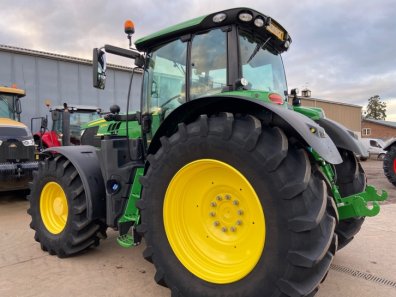 John Deere 6215R