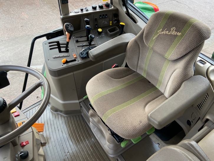 John Deere 6830