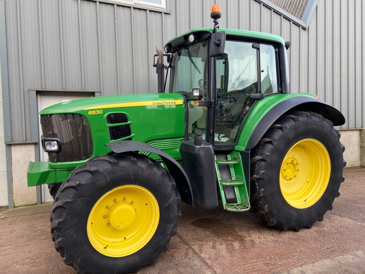 John Deere 6830
