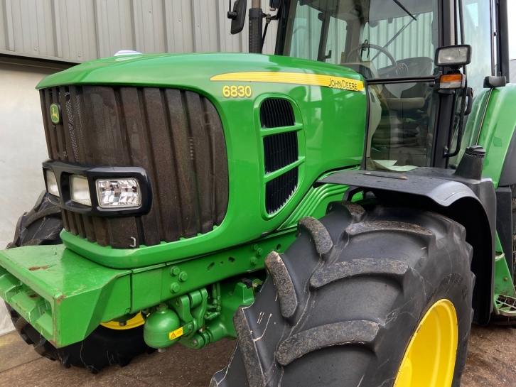 John Deere 6830