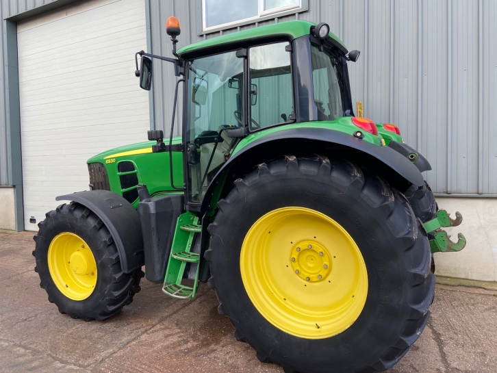 John Deere 6830