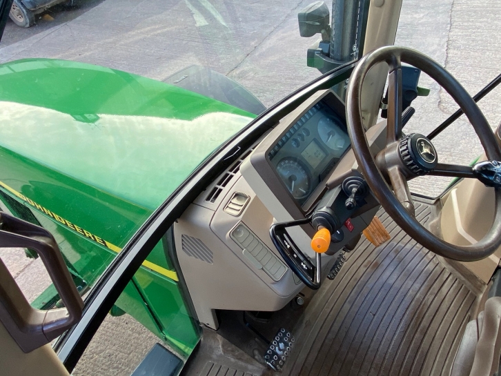 John Deere 6910