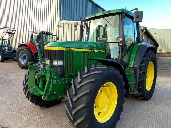 John Deere 6910