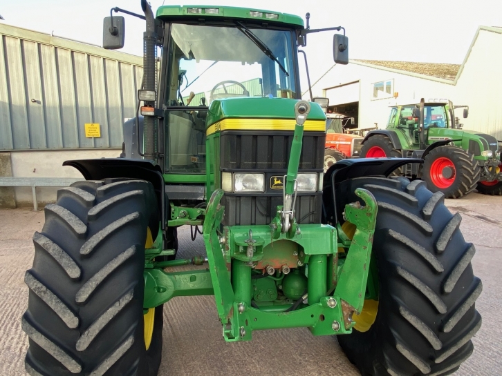 John Deere 6910