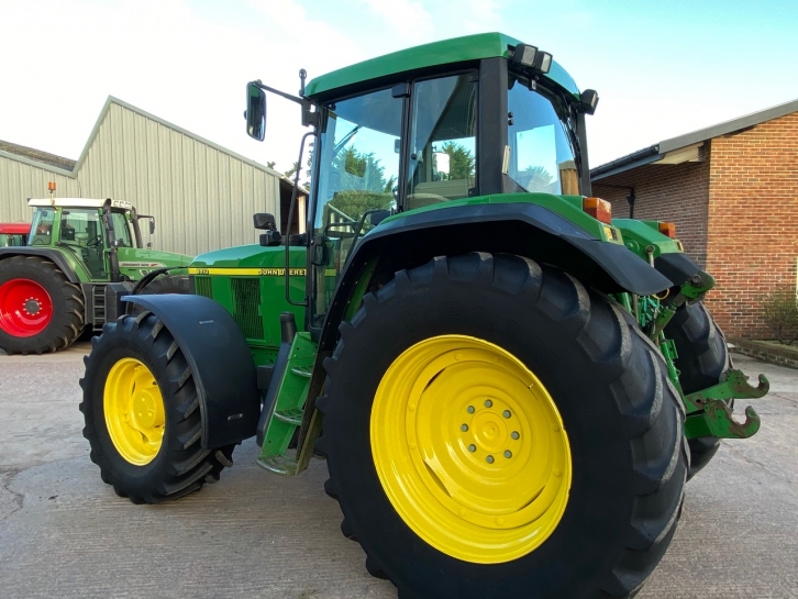 John Deere 6910