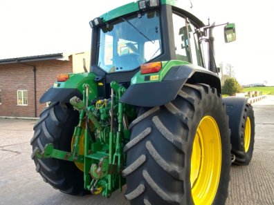 John Deere 6910