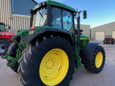 John Deere 6910