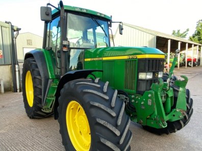 John Deere 6910