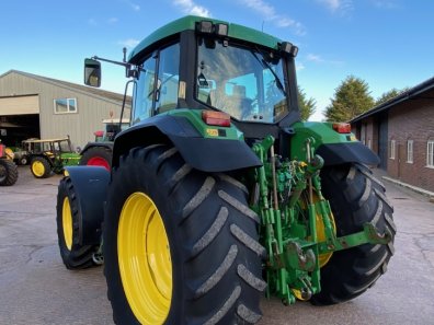 John Deere 6910