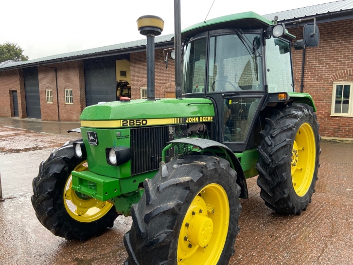 John Deere 2850