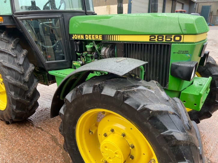 John Deere 2850