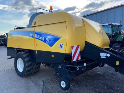 New Holland BB9080 baler