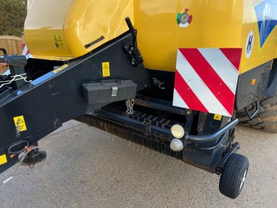 New Holland BB9080 baler