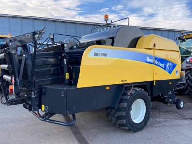 New Holland BB9080 baler